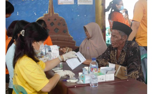 Dana Cinta Kasih Pengobatan 200 Umat & 150 Anak Buddhis