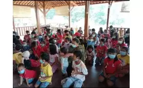 Baksos Anak Sekolah Minggu di Saung Santi Sukha Arama