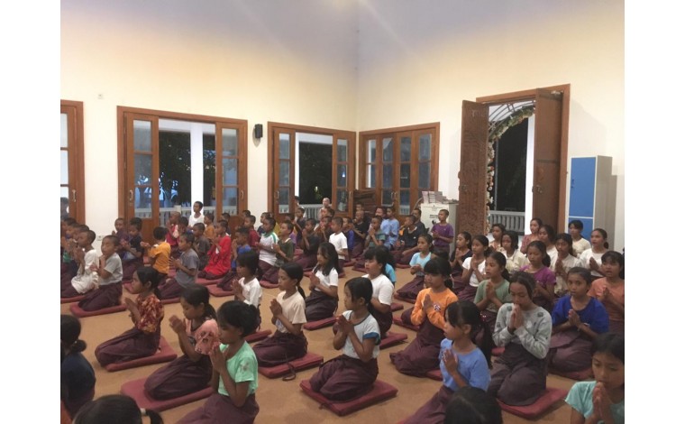 Dana Makan Program Dhamma Pelajar Buddhis di Lombok