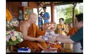 Dana Pelita Waisak dan Jubah kepada 15 Bhikkhu Sangha
