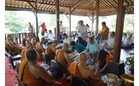 Dana Pelita Waisak dan Jubah kepada 10 Bhikkhu Sangha