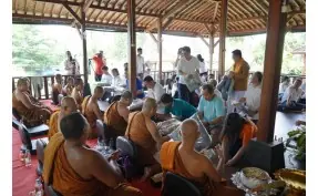 Dana Pelita Waisak dan Jubah kepada 10 Bhikkhu Sangha