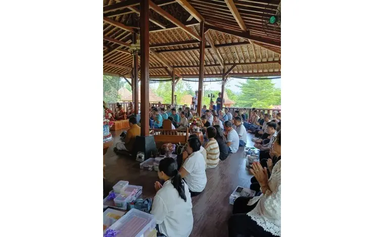 Dana Pelita Waisak dan Jubah kepada 10 Bhikkhu Sangha